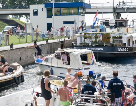 Drukke sluis met diverse boten